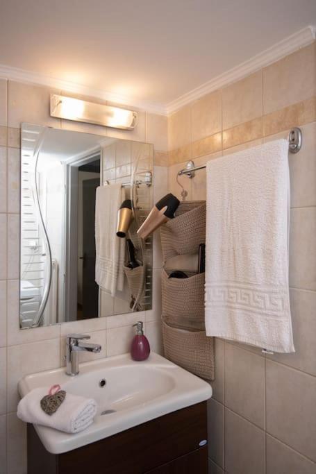 Lovely,Central, Spacious 2-Bedrooms Apartment 피레아스 외부 사진