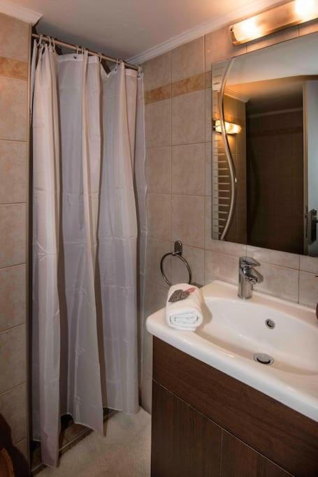 Lovely,Central, Spacious 2-Bedrooms Apartment 피레아스 외부 사진