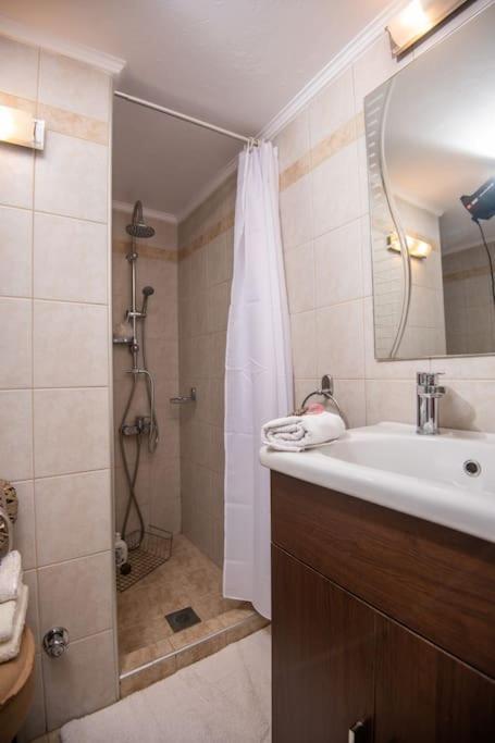 Lovely,Central, Spacious 2-Bedrooms Apartment 피레아스 외부 사진